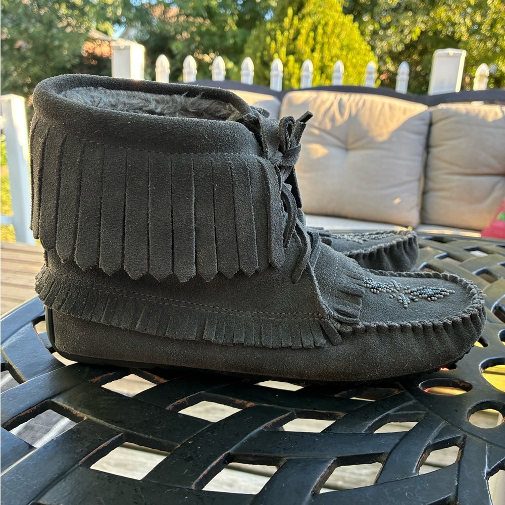 Manitoba Harvestor Gray Fringe Moccasin Boots fur Lining excellent preloved - Picture 3 of 11